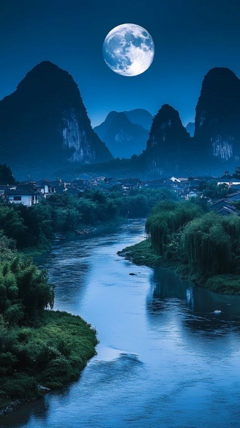 漓江是中国桂林地区的一条著名河流,在领略江南水乡风情和壮美山水之间