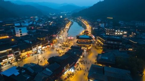 铜仁市,贵州高原东部,武陵山区腹地,因梵净山而被美誉为梵天净土、桃源铜仁