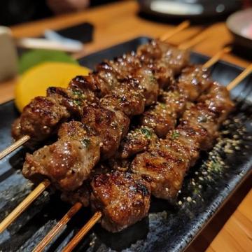 云南必尝美食:老牌保龙烧烤店的经典糯米粑粑与烤牛肉串