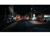 夜晚的街头，曾经的车水马龙已不复存在，只剩下孤零零的路灯和寂静的建筑