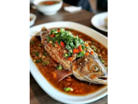 湖南经典美食：剁椒鱼头的魅力体验