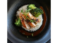 精选美味：柠檬蜜糖烤鸡配蔬菜什锦和糙米料理