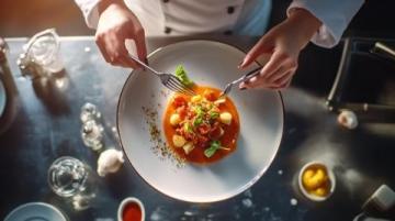 美食本身是一部风味探索之旅纪录片，通过摄影机背后走到镜头前，用自己的视角寻访美食，并探讨食物背后的故事。