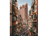 去澳门旅游时，有一些特产和商品是非常值得购买的，以下是一些必买的推荐