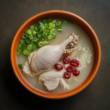 帮我生成一张图片干蒸鸡是一道经典的广东菜肴,口感焦香嫩滑,制作过程相对简单。