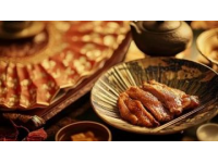如果你对美食感兴趣，我建议你一定要去一下乐山，赶紧去探索一下乐山的传统美食