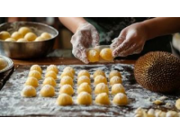 武汉美食之旅：妙墩锅贴饺子哥背后的故事和鲜香口感
