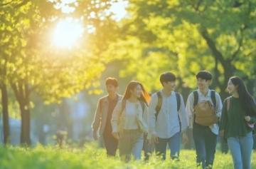 探索刺猬大学的蜕变之旅:粉丝互动成长计划