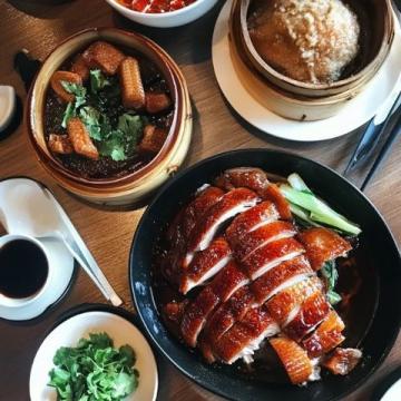 秋意渐浓的瞬间吃在中国老北京烤鸭、门钉肉饼、铛炮牛肉;
