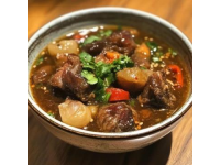 如何制作美味牛腩砂锅煲：食材挑选与烹饪技巧详解