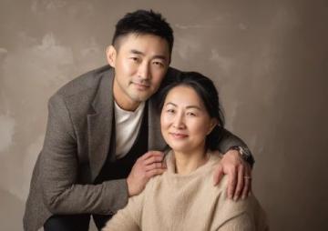 金庸与妻子相差29岁,出门总牵着她,好友蔡澜很羡慕