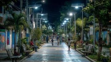 深圳夜晚的灯火通明,广西朋友在热闹非凡的街头成了城市生活的一抹亮色。