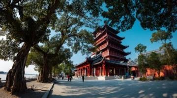 江苏扬州是淮扬菜的发源地之一,以其精致、鲜美的风味和讲究的刀工闻名