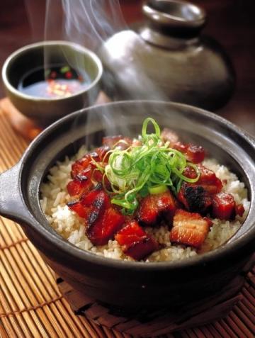 东北美食种类繁多,包括炖菜、肉食和地方小吃等