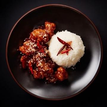 手工制作农家小炒肉搭配木桶饭