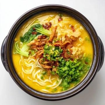 阆中牛肉面是中国四川省阆中市的一道传统特色美食，以其独特的风味和制作工艺闻名
