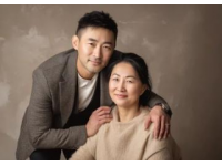 金庸与妻子相差29岁，出门总牵着她，好友蔡澜很羡慕