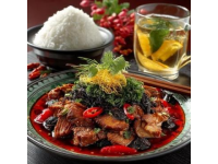 东北寒冬里的温暖餐桌：酸菜炖肉与冻货盛宴