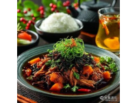 东北美食种类繁多，包括炖菜、肉食和地方小吃等