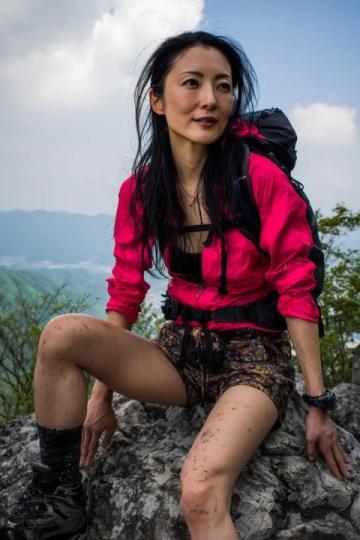 外国游客爬华山腿软不敢走,幸亏遇到这位中国大哥!
