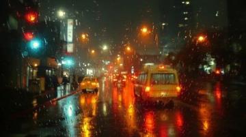 无锡交警深夜查酒驾发现吃草流浪汉,温情救助传递人间大爱