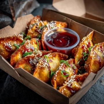 不凡的美味:煎饼卷大葱、炸酥肉惊喜组合