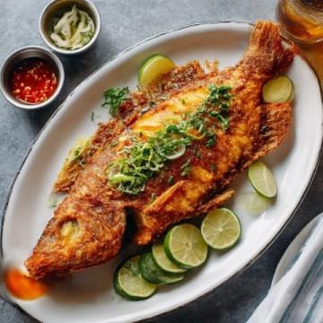 松鼠桂鱼是江苏传统名菜,外酥里嫩、酸甜可口,因炸后鱼身翘起形似松鼠得名