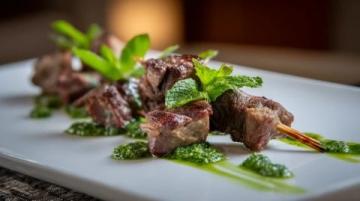 民勤美食探秘:羊肉烧烤、沙米水晶粉,不容错过的地道风味!