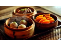 贵州美食以其独特的风味和丰富的多样性著称，融合了多民族的饮食文化，酸辣、香辣、鲜