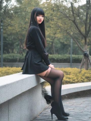 广州女子误踩油门撞塌祠堂,赔偿争议引发网友热议