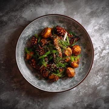 经典粤式冷盘:皮脆肉嫩的白切猪蹄制作秘籍