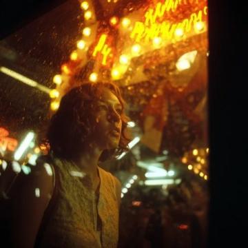 漫步在曼谷火车头夜市的人潮中,空气中弥漫着热带水果的甜香,霓虹灯光下