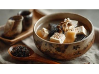 今日午餐升级：品味虾仁黄瓜滑子蘑与家常炖菜的双重魅力