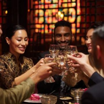 农历新年举箸共啖,觥筹交错伴随着欢声,分享喜悦或诉说相思之情