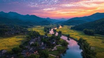 西江千户苗寨美景:吊脚楼与白水河夜景迷人之旅