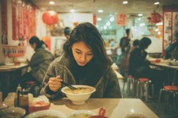 青岛一日:下午打牌晚上品尝梁记粤来粤牛火锅店美食