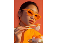 农历新年举箸共啖，觥筹交错伴随着欢声，分享喜悦或诉说相思之情