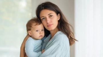 精选级育婴师疏忽致女婴跌落电梯,10个月大宝宝受伤惊魂!