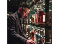 新年黑明拿出珍藏12年的好酒和美食请与好朋友分享快乐