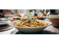 菌菇豆腐养生煲：四季适宜的营养美食佳肴