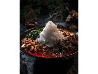云南省的美食丰富多样，以下是一些代表性美食