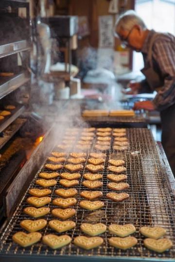探寻永泰嵩口特色小吃之旅:蛋燕、葱饼、炸九重粿与永泰李干
