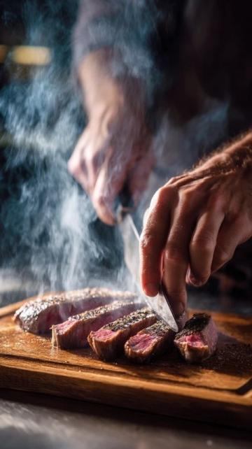 盛满水汽的碗里的肉片是如此诱人。