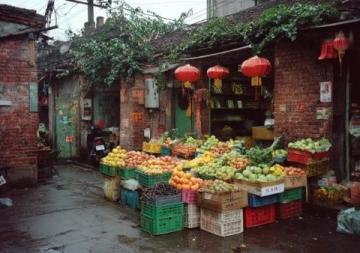 安州花街荄镇先林桥便民菜市：雨中生机与繁荣的小世界