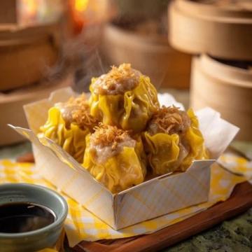 师傅揭秘:水晶饺子的秘诀——生粉与沸水烫面的正确做法!