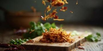 云南特色美食:油淋牛干巴的独特制作工艺