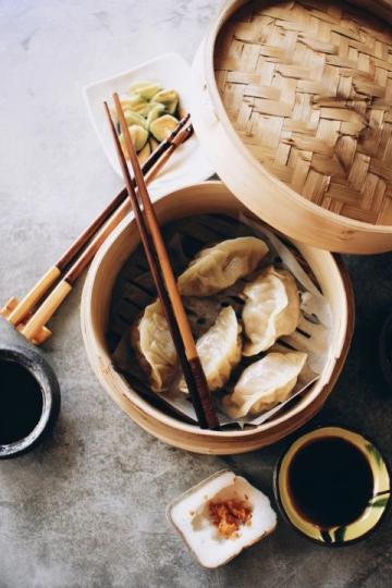 师傅揭秘:水晶饺子的秘诀——生粉与沸水烫面的正确做法!