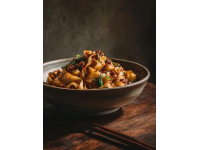 徐州必尝美味：地锅鸡，铁锅慢炖鸡块，边缘铺满手工面饼，肉质鲜美滑嫩。
