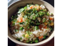 家人们，今天我要教大家做地道的新疆抓饭,瞧瞧这做好的抓饭，色泽金黄，胡萝卜、葡萄
