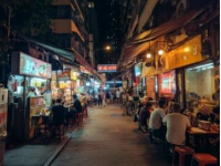 深夜里的美食天堂开启大门